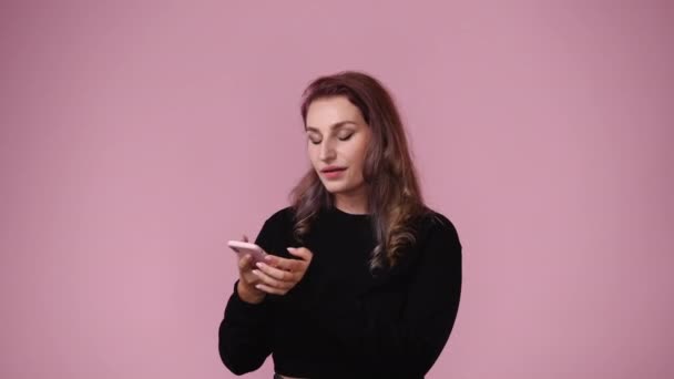 Video One Woman Who Talking Phone Emotionally Rejoices Pink Background — Stock Video