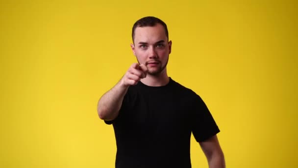 Video Hombre Que Señala Con Dedo Alguien Sobre Fondo Amarillo — Vídeos de Stock
