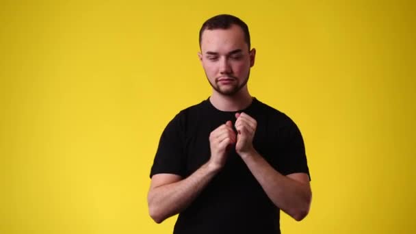 Video Von Einem Wütenden Mann Der Vor Gelbem Hintergrund Kämpfen — Stockvideo