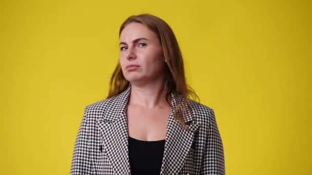 Zeitlupenvideo Einer Frau Die Negativ Auf Etwas Über Gelbem Hintergrund — Stockvideo