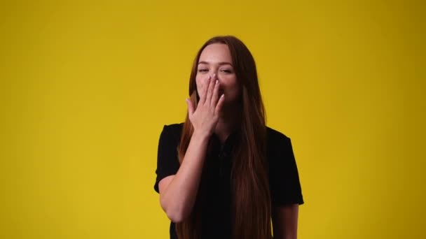 Slow Motion Video One Girl Who Sends Kiss Air Yellow — Stock Video