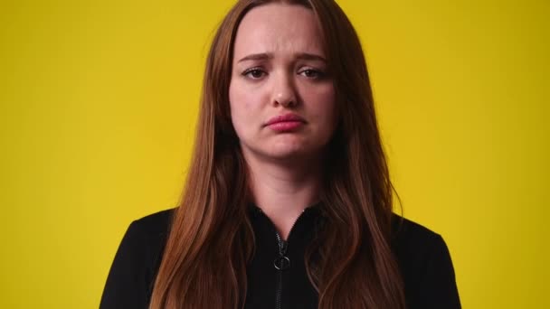 Nahaufnahme Video Eines Mädchens Das Traurig Auf Gelbem Hintergrund Posiert — Stockvideo
