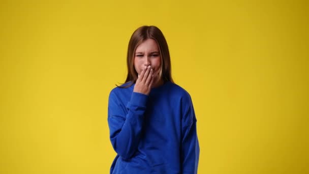 Sarı Arka Planda Boğazı Ağrıyan Bir Kızın Videosu Duyguların Kavramı — Stok video