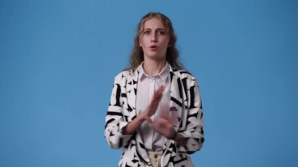 Video Jedné Dívky Která Zastaví Reaguje Negativně Něco Přes Modré — Stock video