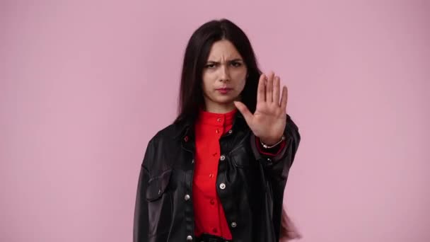Video Von Einem Mädchen Das Stoppschild Auf Rosa Hintergrund Zeigt — Stockvideo