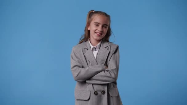 4K段可爱女孩在蓝色背景下微笑的视频 情绪的概念 — 图库视频影像