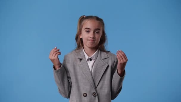 青を背景に思慮深い顔の表情をした女の子の4K動画 アイデアを持つ少女の概念 — ストック動画