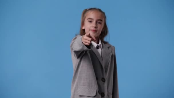 Video Van Een Meisje Poseren Voor Een Video Blauwe Achtergrond — Stockvideo