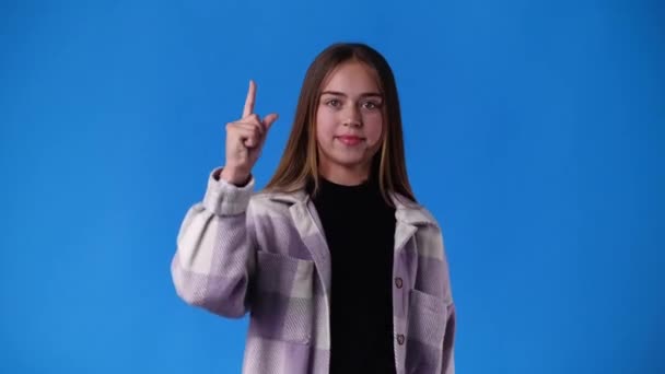 Vídeo Menina Bonito Sorrindo Sobre Fundo Azul Conceito Emoções — Vídeo de Stock