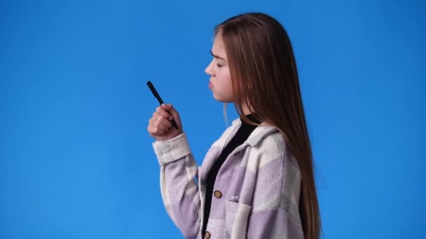 Video Chica Con Expresión Facial Reflexiva Sobre Fondo Azul Concepto — Vídeos de Stock