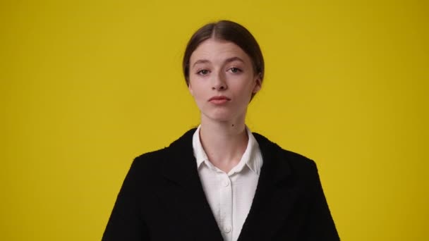 Video Van Schattig Meisje Met Negatieve Gezichtsuitdrukking Gele Achtergrond Concept — Stockvideo