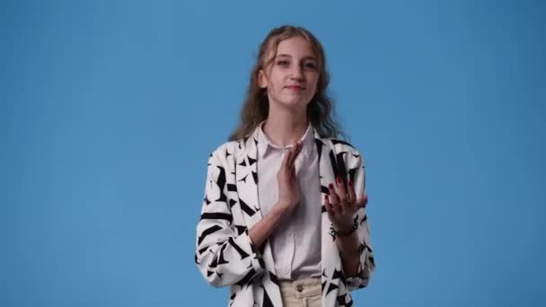 Βίντεο Ενός Κοριτσιού Χειροκροτεί Χέρια Του Και Συγχαίρει Κάποιον Για — Αρχείο Βίντεο