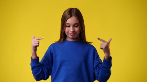 Slow Motion Wideo Jednej Dziewczyny Która Wskazuje Dół Żółtym Tle — Wideo stockowe