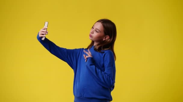 Vídeo Uma Menina Que Tirar Selfies Seu Telefone Sobre Fundo — Vídeo de Stock