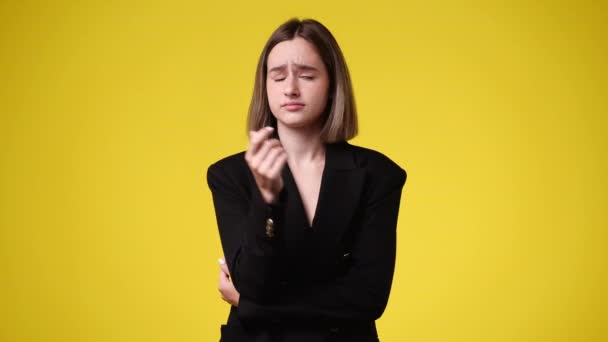 Videó Egy Figyelmes Nőről Fekete Kabátban Sárga Háttérrel Öröm Fogalma — Stock videók