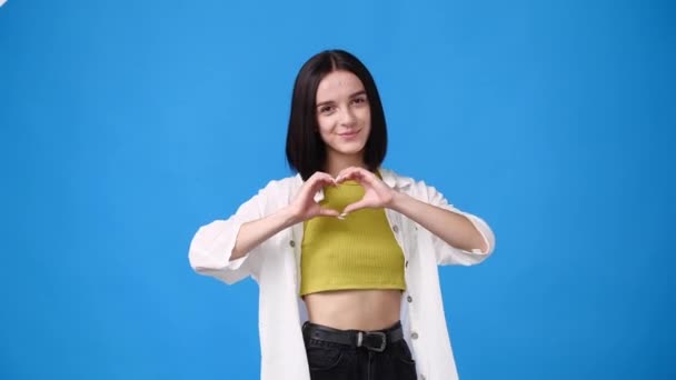 Video Chica Haciendo Forma Corazón Con Sus Manos Fondo Azul — Vídeo de stock
