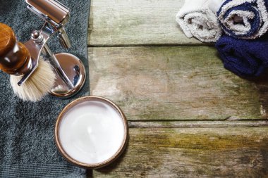 Metalik güvenlik jileti, tıraş fırçası ve köpük. Kırsal ahşap masada eski usul ıslak tıraş, fotokopi alanı ile.