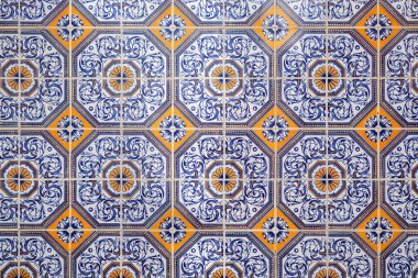 Geleneksel Portekiz dekoratif fayanslarının desenli görüntüsü. Mavi ve turuncu azulejolar