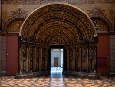 Budapeşte, Macaristan. Güzel Sanatlar Müzesi 'nde yenilenmiş Roma Salonu. Romanesk Salonu