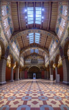 Budapeşte, Macaristan. Güzel Sanatlar Müzesi 'nde yenilenmiş Roma Salonu. Romanesk Salonu