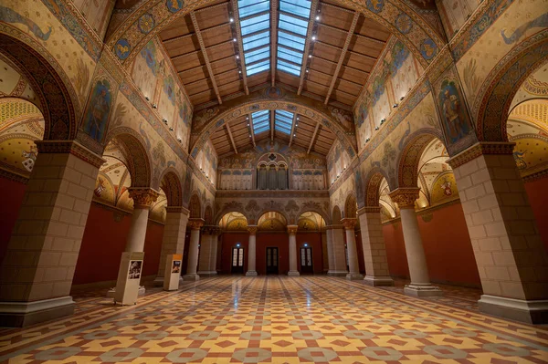 ハンガリー ブダペスト 美術館の改装されたローマのホールのインテリア ロマネスク様式のホール — ストック写真