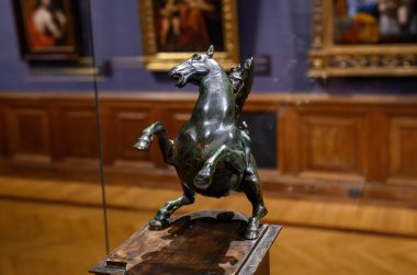 Budapeşte, Macaristan. Güzel Sanatlar Müzesi 'nin içinde. Leonardo da Vinci 'nin küçük bronz at heykeli ve binicisi