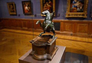 Budapeşte, Macaristan. Güzel Sanatlar Müzesi 'nin içinde. Leonardo da Vinci 'nin küçük bronz at heykeli ve binicisi