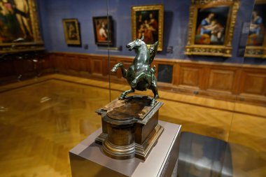 Budapeşte, Macaristan. Güzel Sanatlar Müzesi 'nin içinde. Leonardo da Vinci 'nin küçük bronz at heykeli ve binicisi