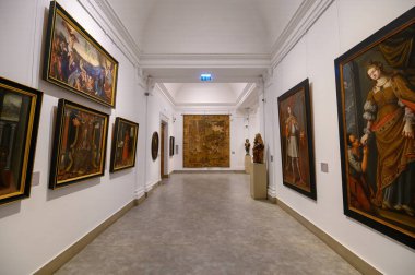 Budapeşte, Macaristan. Güzel Sanatlar Müzesi 'nin içinde. Güzel tablolar ve heykeller.
