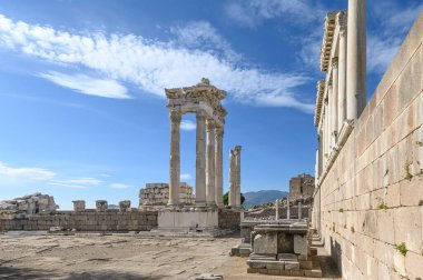 İzmir 'in Bergama kentindeki Akropolis antik şehir kalıntılarındaki Trajan Tapınağı