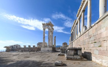 İzmir 'in Bergama kentindeki Akropolis antik şehir kalıntılarındaki Trajan Tapınağı