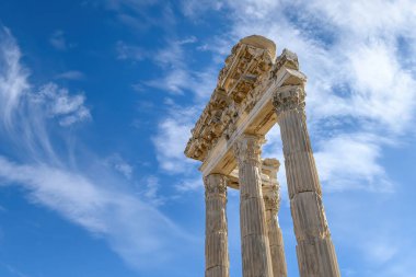 İzmir 'in Bergama kentindeki Akropolis antik şehir kalıntılarındaki Trajan Tapınağı