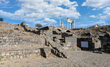 İzmir 'in Bergama kentindeki Akropolis antik şehir kalıntılarındaki Trajan Tapınağı