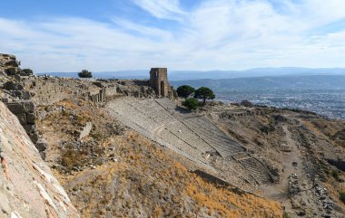 İzmir 'in Bergama kentindeki Acropolis of Pergamon Antik Kent Harabeleri' nde Roma amfi tiyatrosu