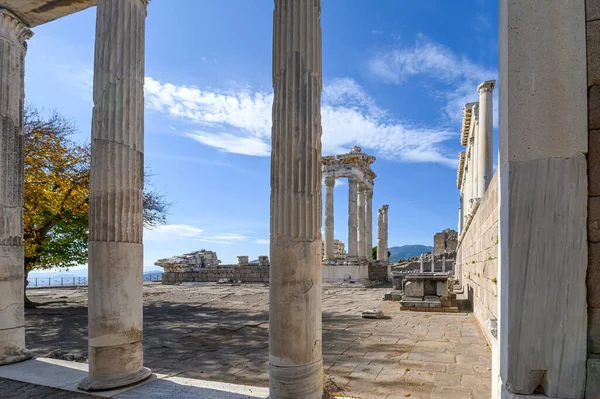Trajans Tempel Akropolis Pergamons Antika Stadsruiner Bergama Izmir Turkiet — Stockfoto