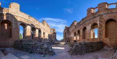 Türkiye 'nin Bergama kentindeki Kızıl Bazilika harabeleri. Mısır Tanrılarının Tapınağı