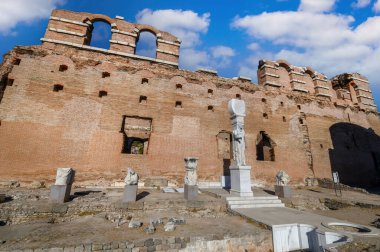 Türkiye 'nin Bergama kentindeki Kızıl Bazilika harabeleri. Mısır Tanrılarının Tapınağı