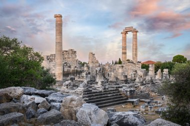 Didyma Antik Kentinde bulunan Apollo Tapınağı Didim, Türkiye 'de gün doğumunda