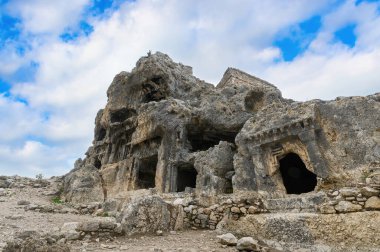 Türkiye 'nin Mugla ilinin Seydikemer ilçesi yakınlarındaki antik bir Lycian kenti olan Tlos harabeleri ve mezarları. 