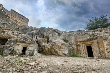 Türkiye 'nin Mugla ilinin Seydikemer ilçesi yakınlarındaki antik bir Lycian kenti olan Tlos harabeleri ve mezarları. 