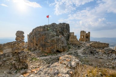 Türkiye 'nin Mugla ilinin Seydikemer ilçesi yakınlarındaki antik bir Lycian kenti olan Tlos harabeleri ve mezarları. 