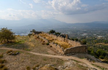 Türkiye 'nin Mugla ilinin Seydikemer ilçesi yakınlarındaki antik bir Lycian kenti olan Tlos harabeleri ve mezarları. 