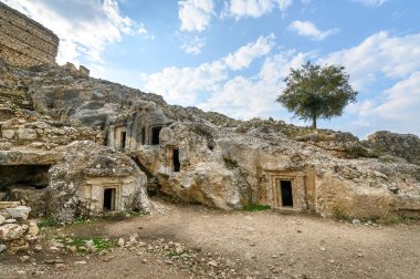 Türkiye 'nin Mugla ilinin Seydikemer ilçesi yakınlarındaki antik bir Lycian kenti olan Tlos harabeleri ve mezarları. 