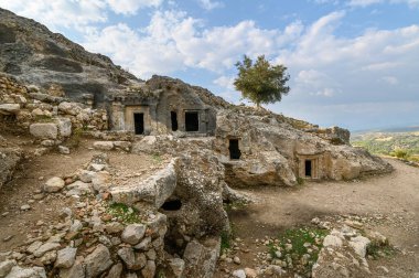 Türkiye 'nin Mugla ilinin Seydikemer ilçesi yakınlarındaki antik bir Lycian kenti olan Tlos harabeleri ve mezarları. 