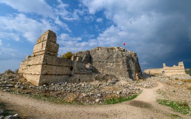 Türkiye 'nin Mugla ilinin Seydikemer ilçesi yakınlarındaki antik bir Lycian kenti olan Tlos harabeleri ve mezarları. 