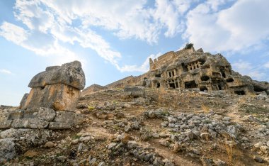 Türkiye 'nin Mugla ilinin Seydikemer ilçesi yakınlarındaki antik bir Lycian kenti olan Tlos harabeleri ve mezarları. 