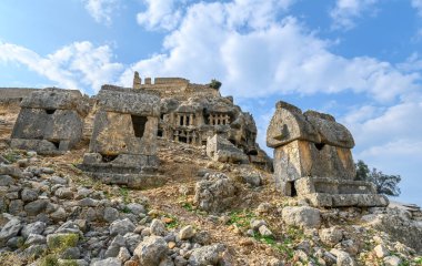 Türkiye 'nin Mugla ilinin Seydikemer ilçesi yakınlarındaki antik bir Lycian kenti olan Tlos harabeleri ve mezarları. 