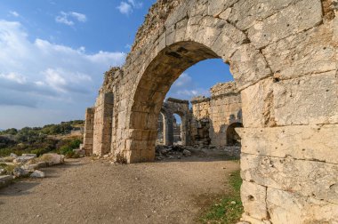 Türkiye 'nin Mugla ilinin Seydikemer ilçesi yakınlarındaki antik bir Lycian kenti olan Tlos harabeleri ve mezarları. 