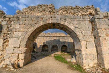 Türkiye 'nin Mugla ilinin Seydikemer ilçesi yakınlarındaki antik bir Lycian kenti olan Tlos harabeleri ve mezarları. 