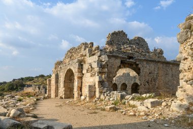 Türkiye 'nin Mugla ilinin Seydikemer ilçesi yakınlarındaki antik bir Lycian kenti olan Tlos harabeleri ve mezarları. 